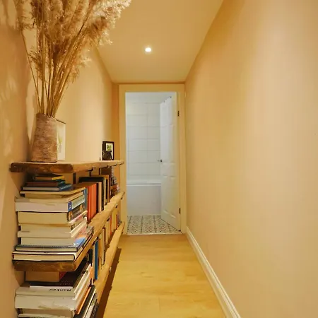 One Bedroom Basement Flat In Coronation Road ブリストル