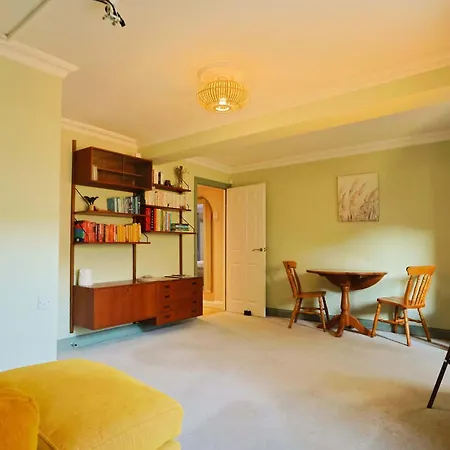 One Bedroom Basement Flat In Coronation Road * ブリストル