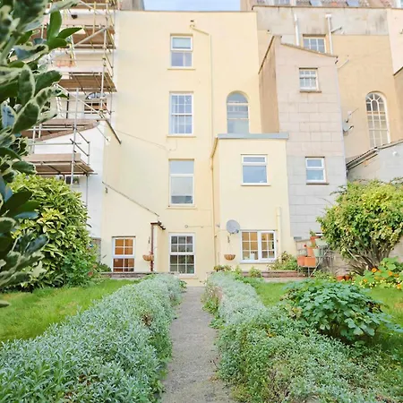 One Bedroom Basement Flat In Coronation Road דירה