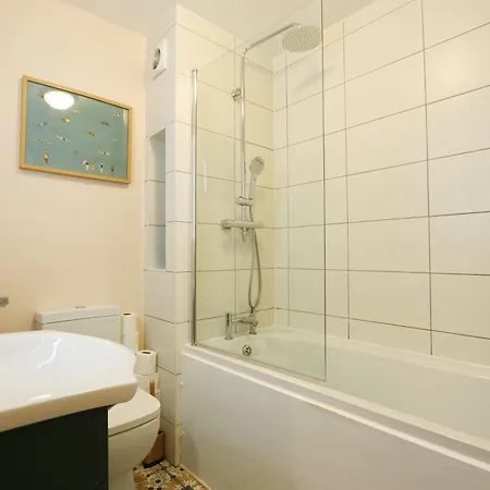 One Bedroom Basement Flat In Coronation Road *