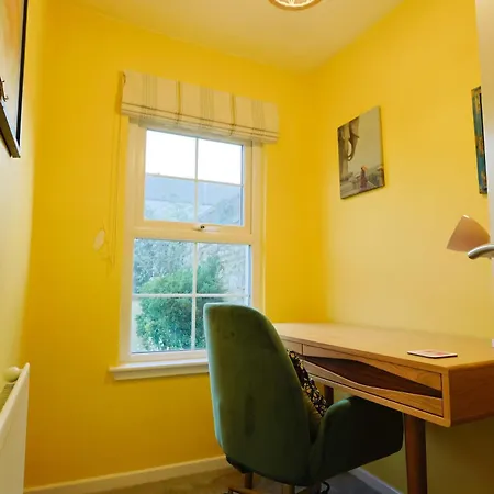 Lägenhet One Bedroom Basement Flat In Coronation Road *
