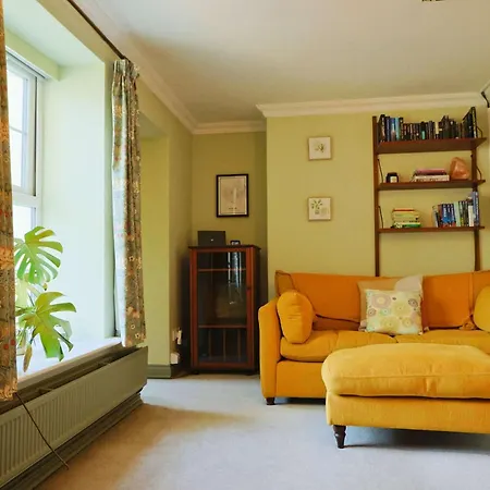 One Bedroom Basement Flat In Coronation Road בריסטול