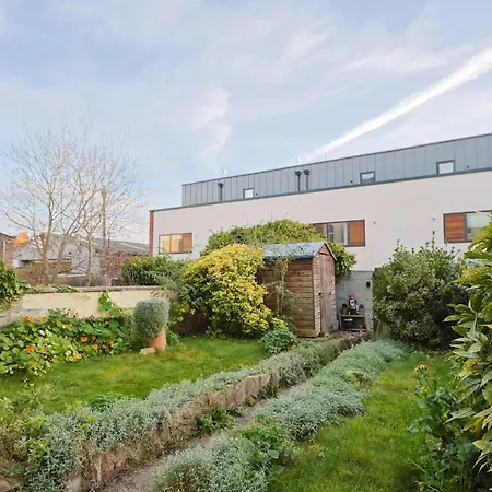 One Bedroom Basement Flat In Coronation Road