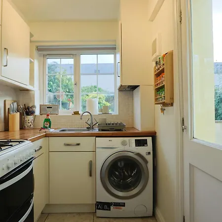 Апартаменти One Bedroom Basement Flat In Coronation Road