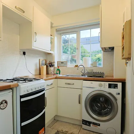 One Bedroom Basement Flat In Coronation Road Апартаменти