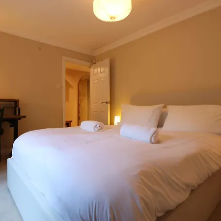 Апартаменти One Bedroom Basement Flat In Coronation Road Бристоль